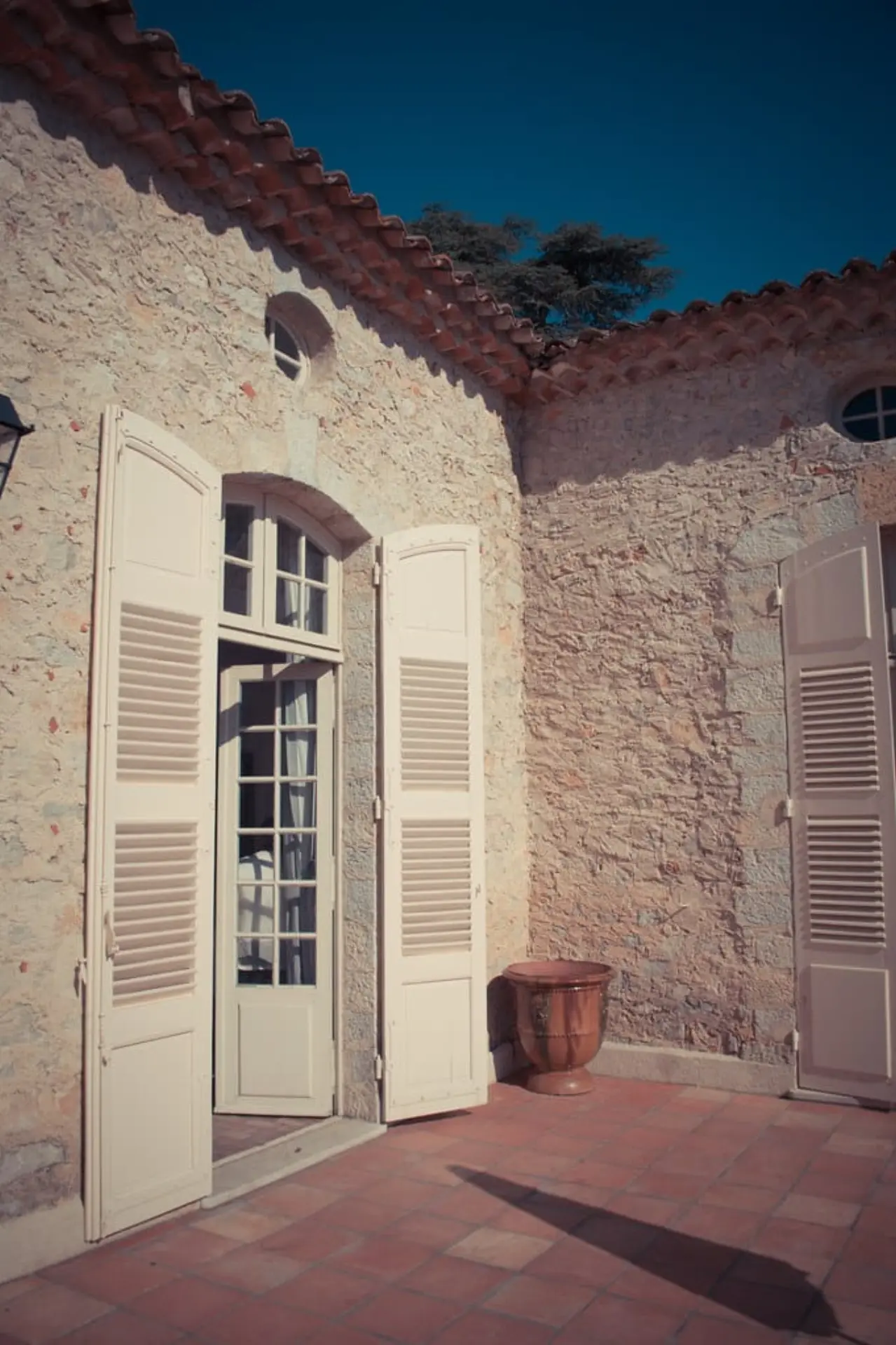 Braut im Salon des Schlosses