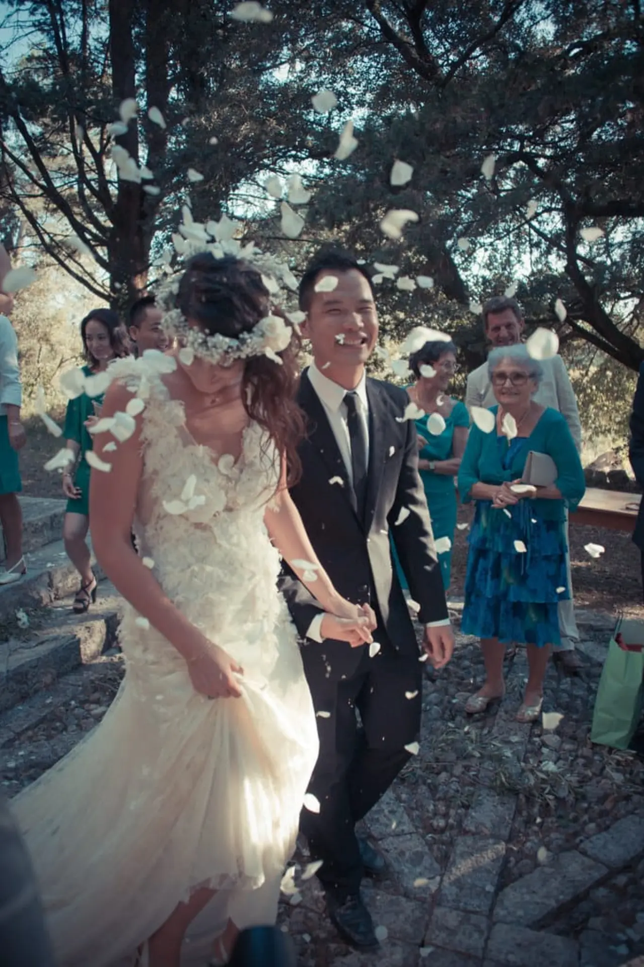 Festlich gedeckte Tafel unter freiem Himmel