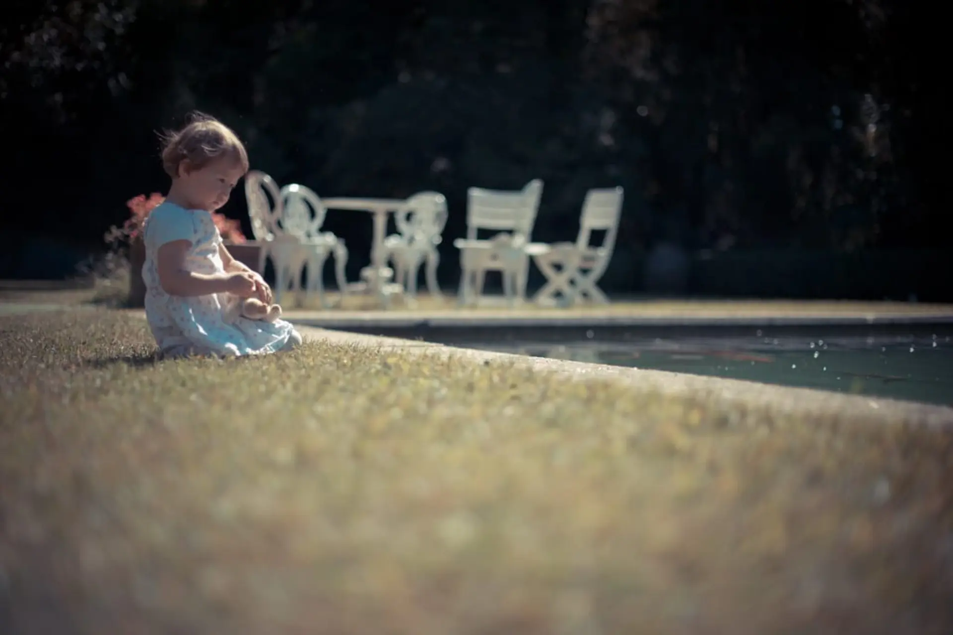 Hochzeitsgäste feiern im Schlosspark