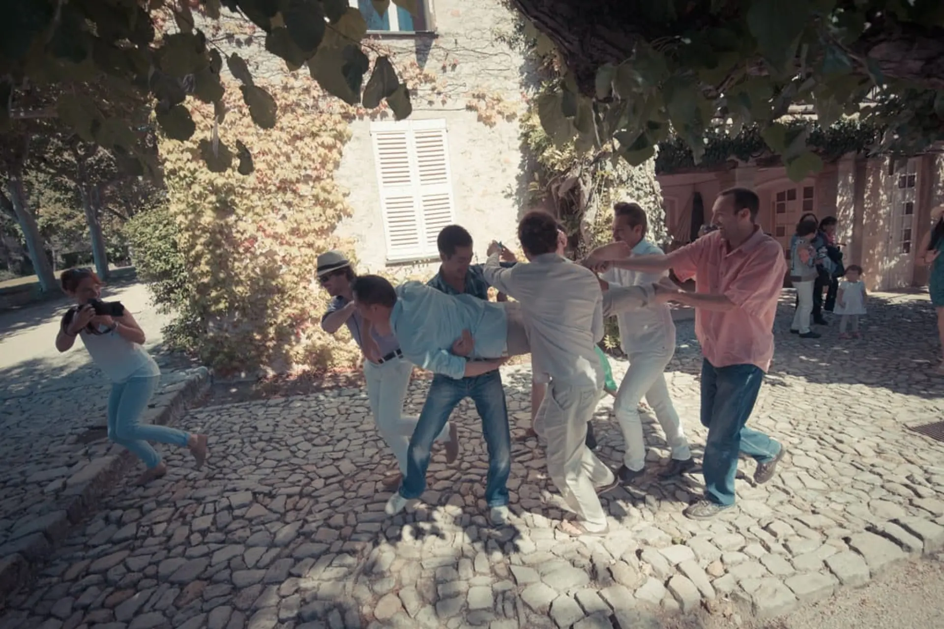 Brautpaar im Rosengarten