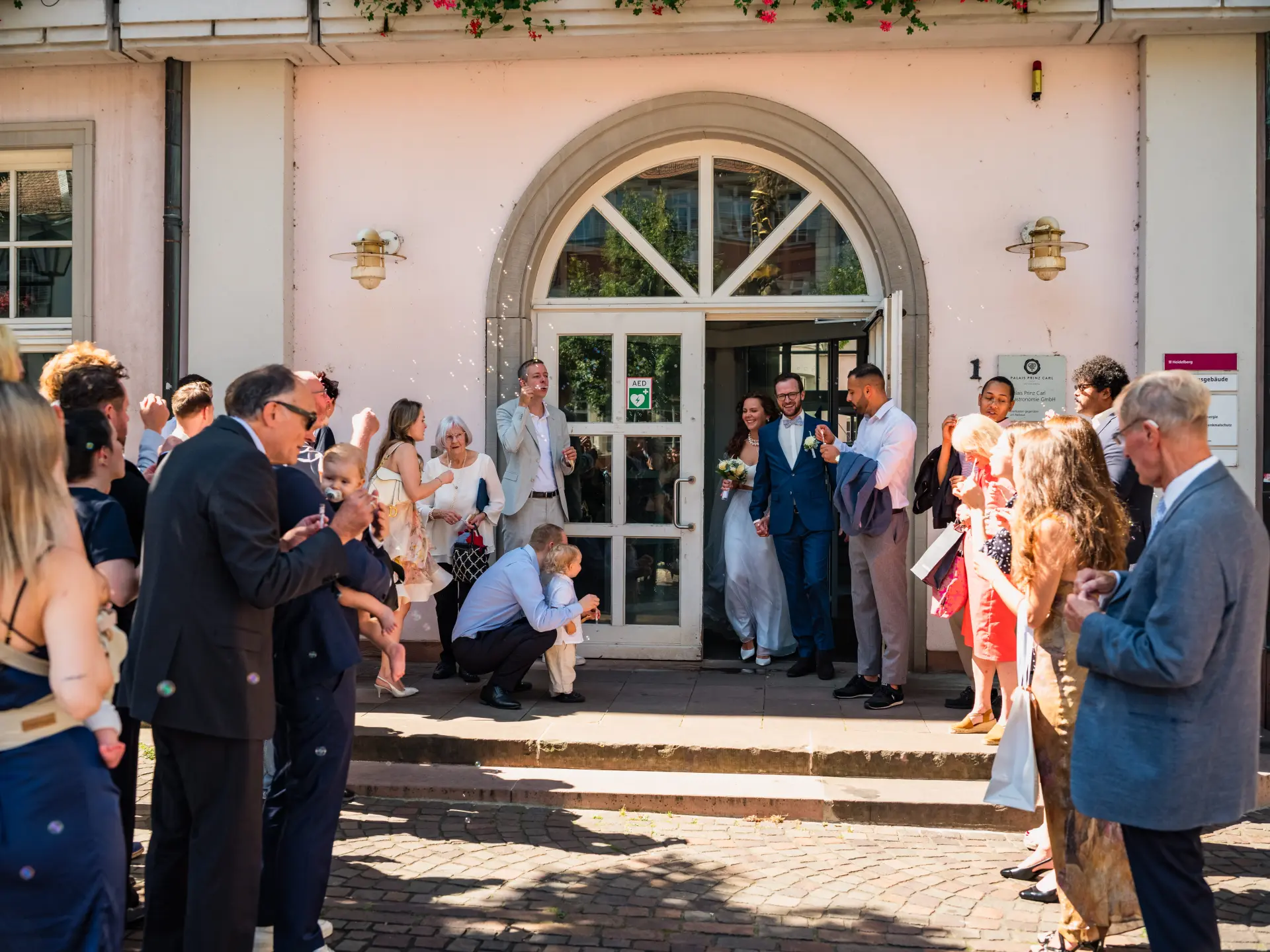Brautpaar vor historischer Sandsteinfassade