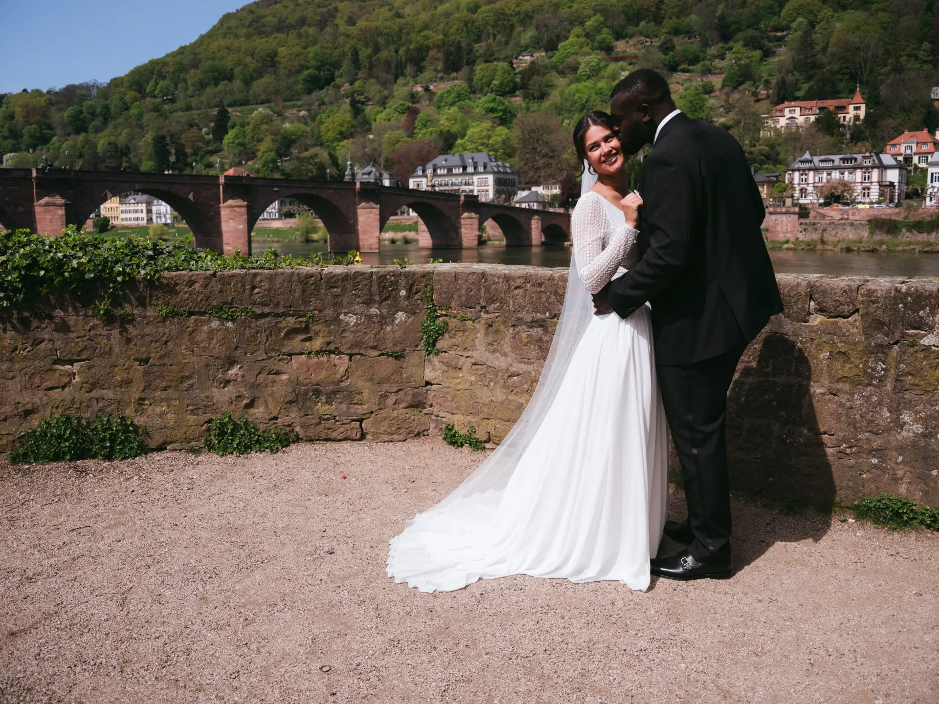 Brautpaar in der menschenleeren Altstadt