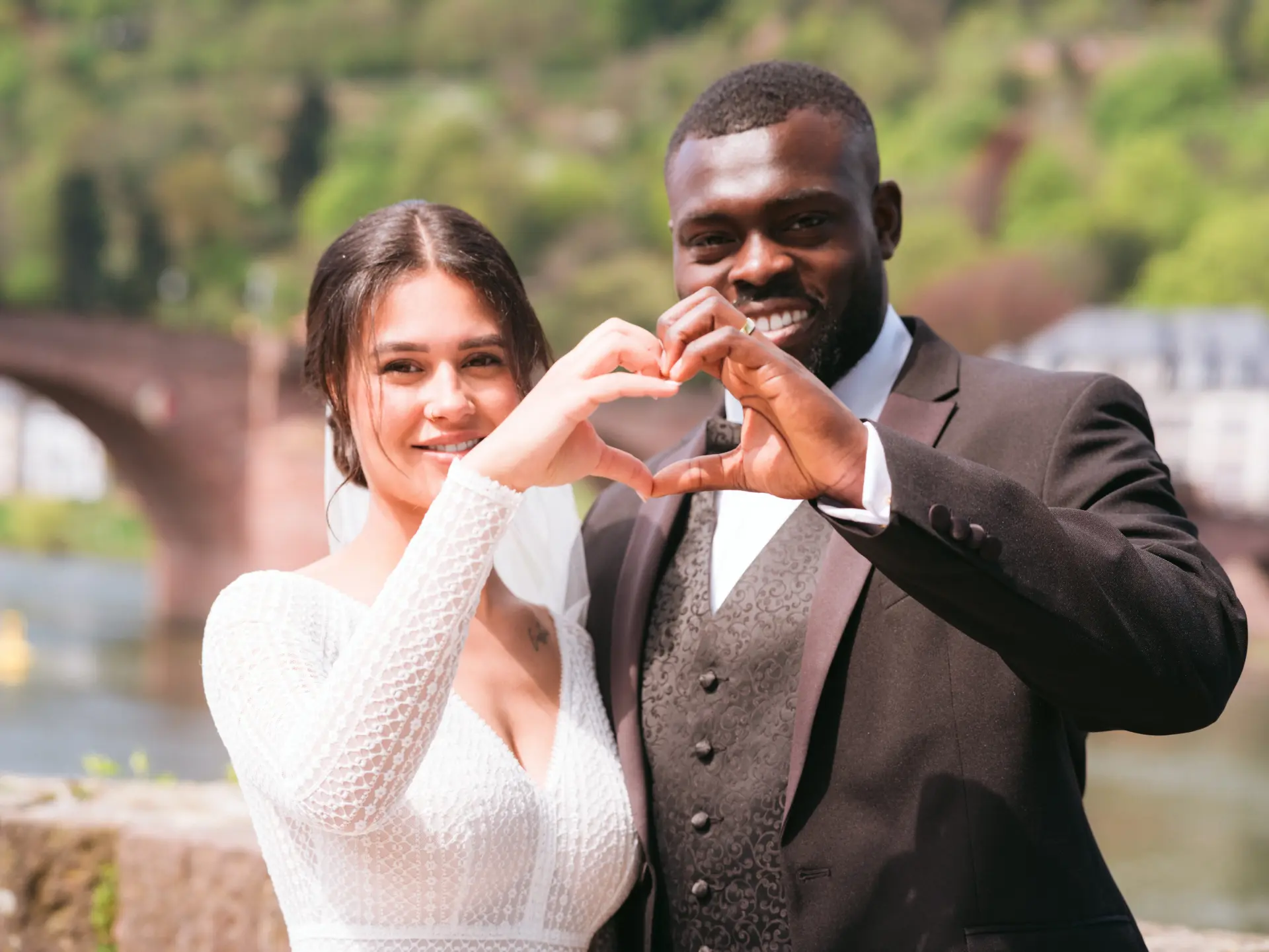 Brautpaar mit Schlossblick