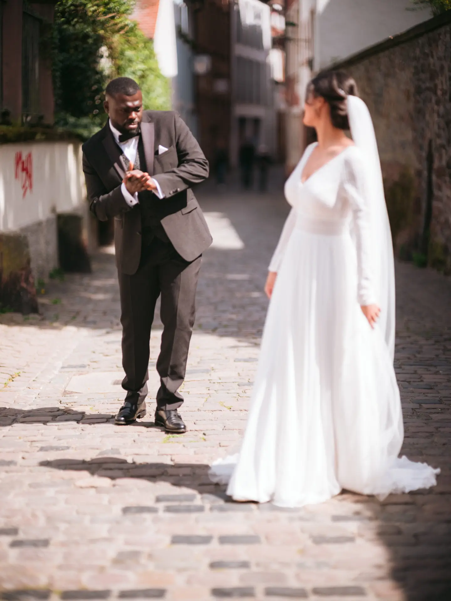 Glückliches Brautpaar vor der Heiliggeistkirche