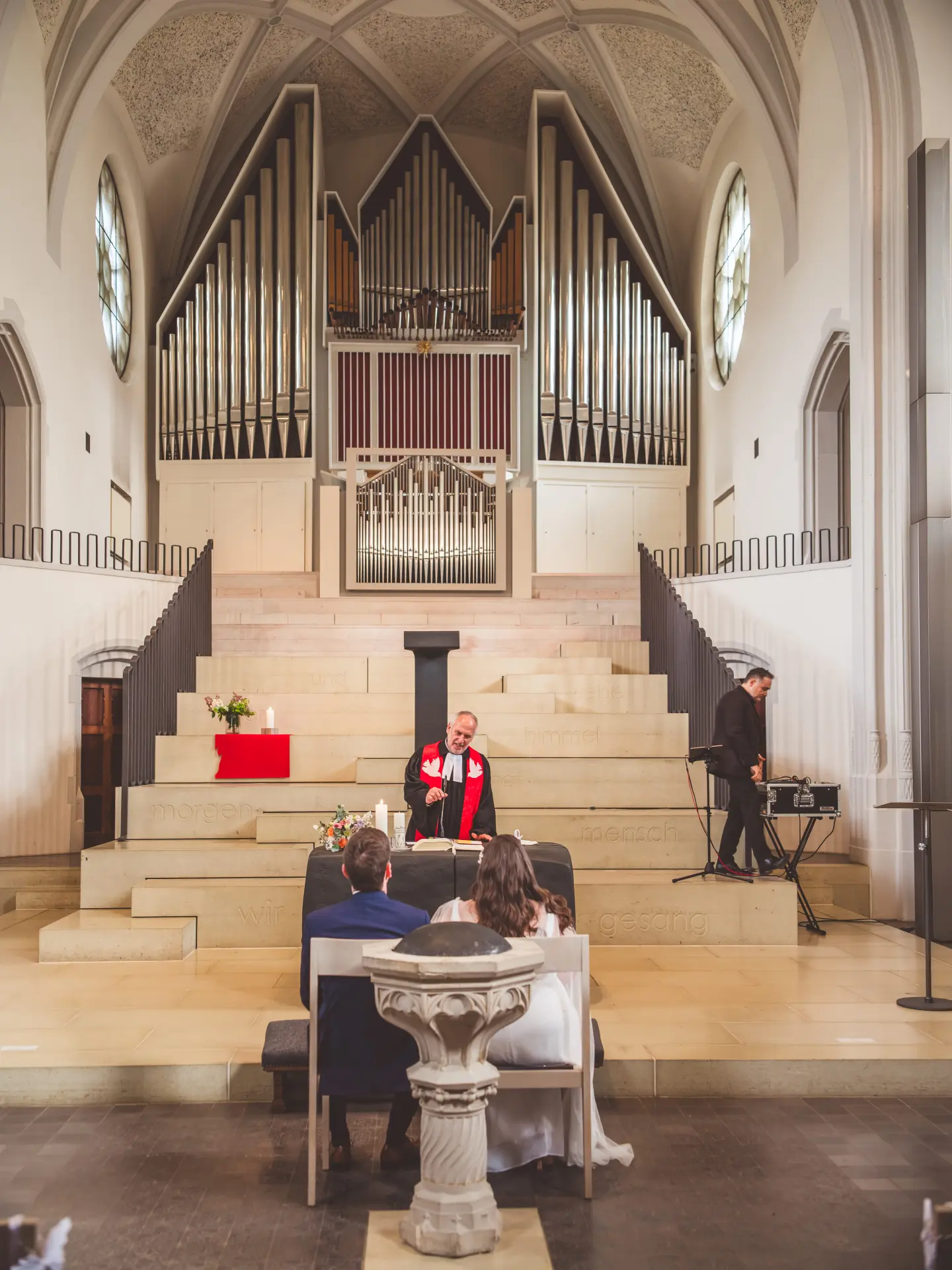 Glückliches Brautpaar nach der Trauung