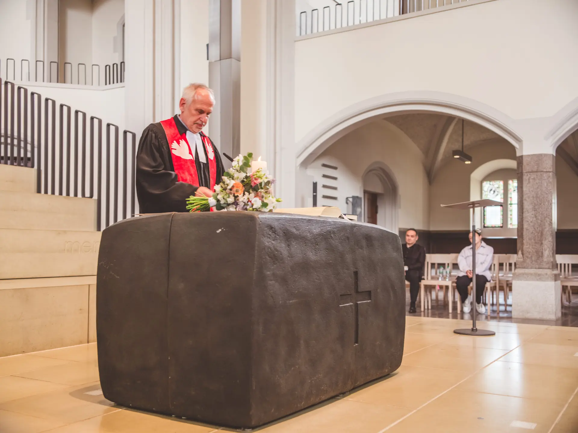 Hochzeitsgäste vor der Kirche