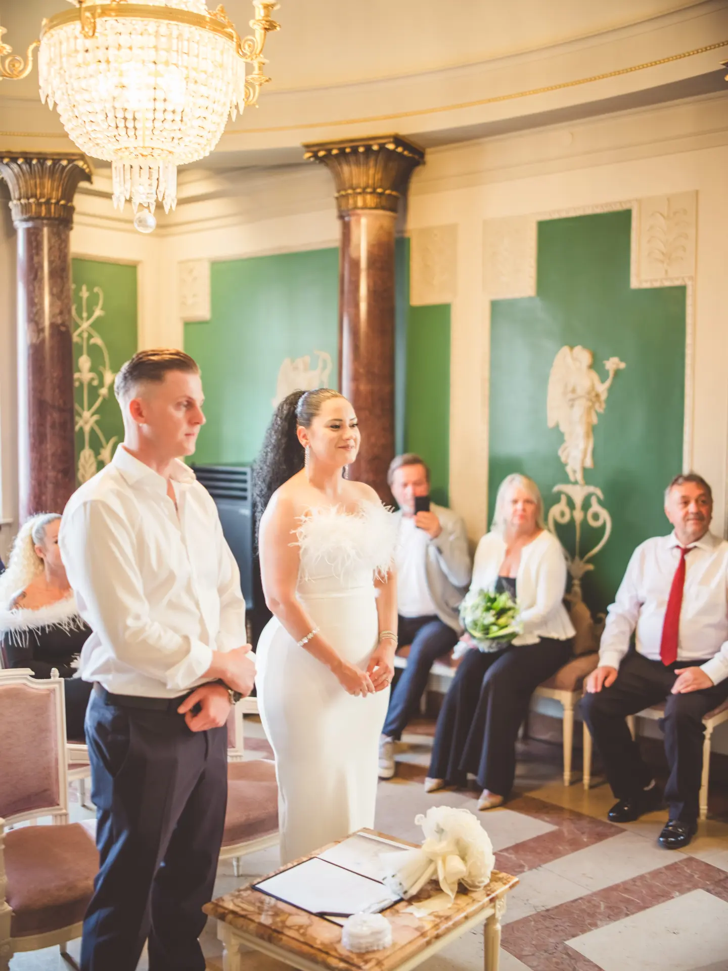 Brautpaar vor dem Heidelberger Rathaus