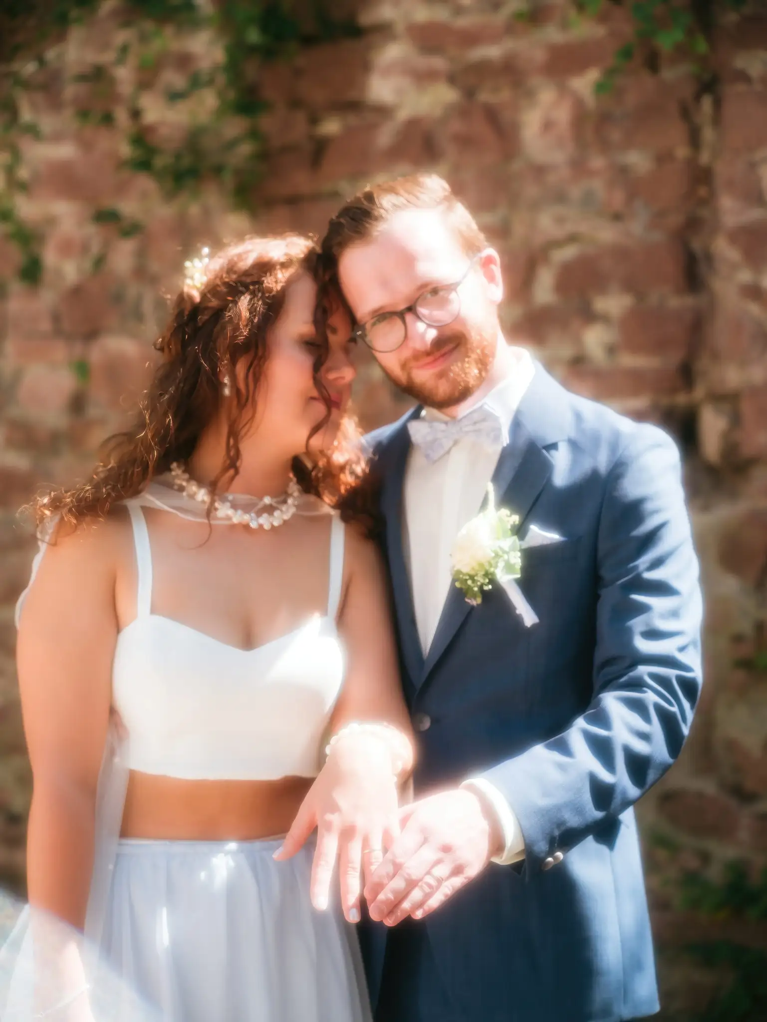 Braut und Bräutigam – natürliche Hochzeitsbilder