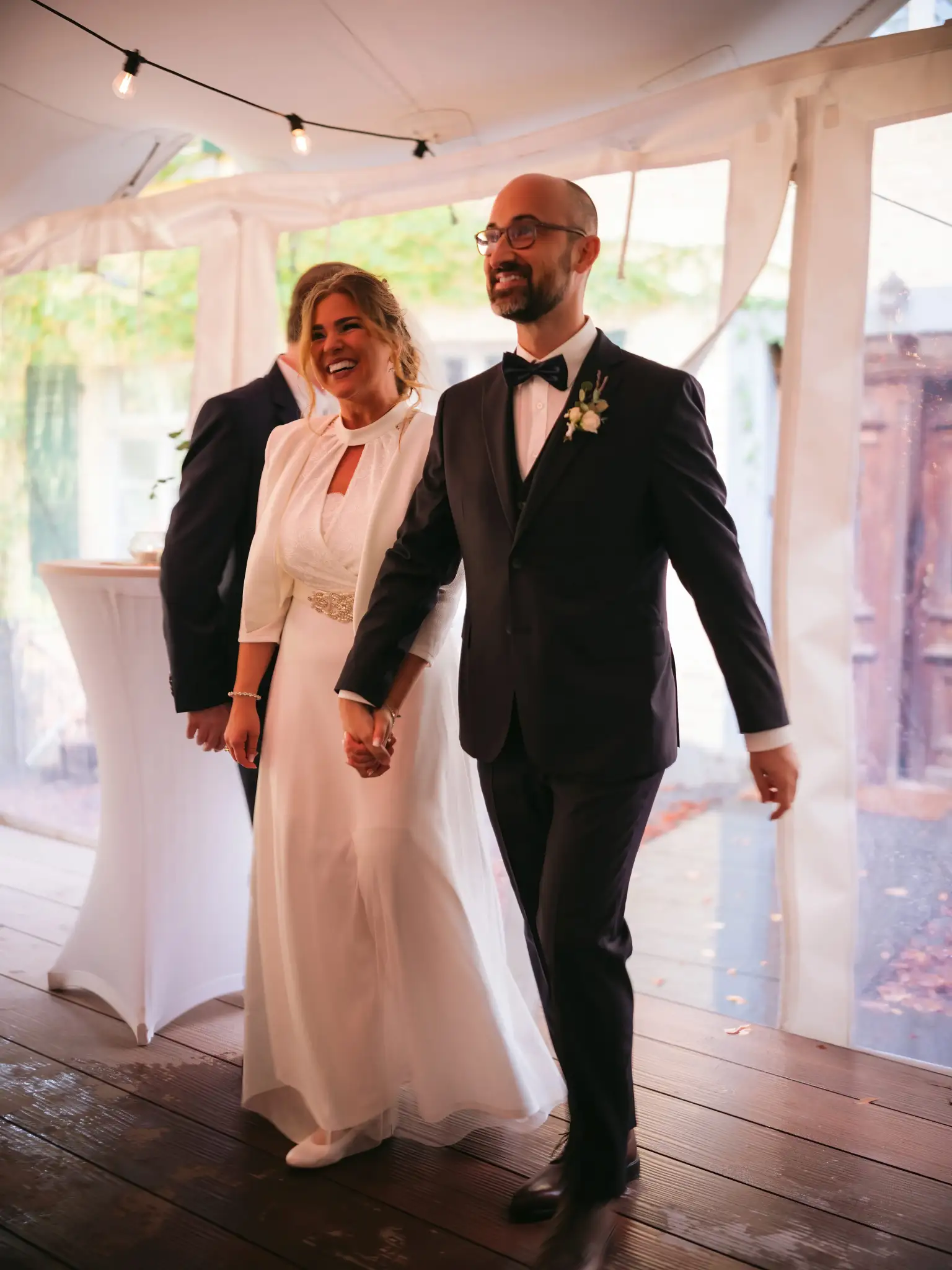 Brautpaar am Zelteingang – Hochzeitsfeier Rhein-Neckar