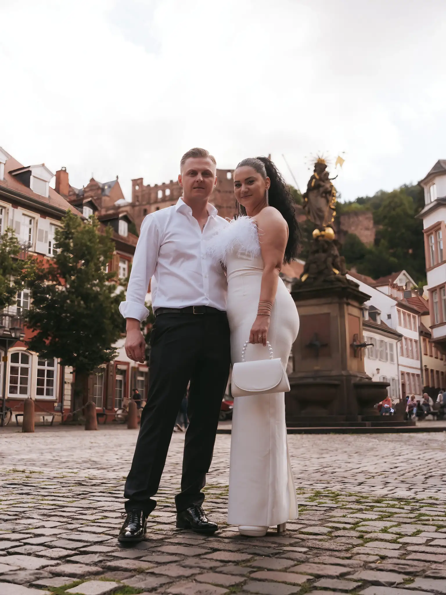 Brautpaar vor dem Heidelberger Schloss – Hochzeitslocation Heidelberg