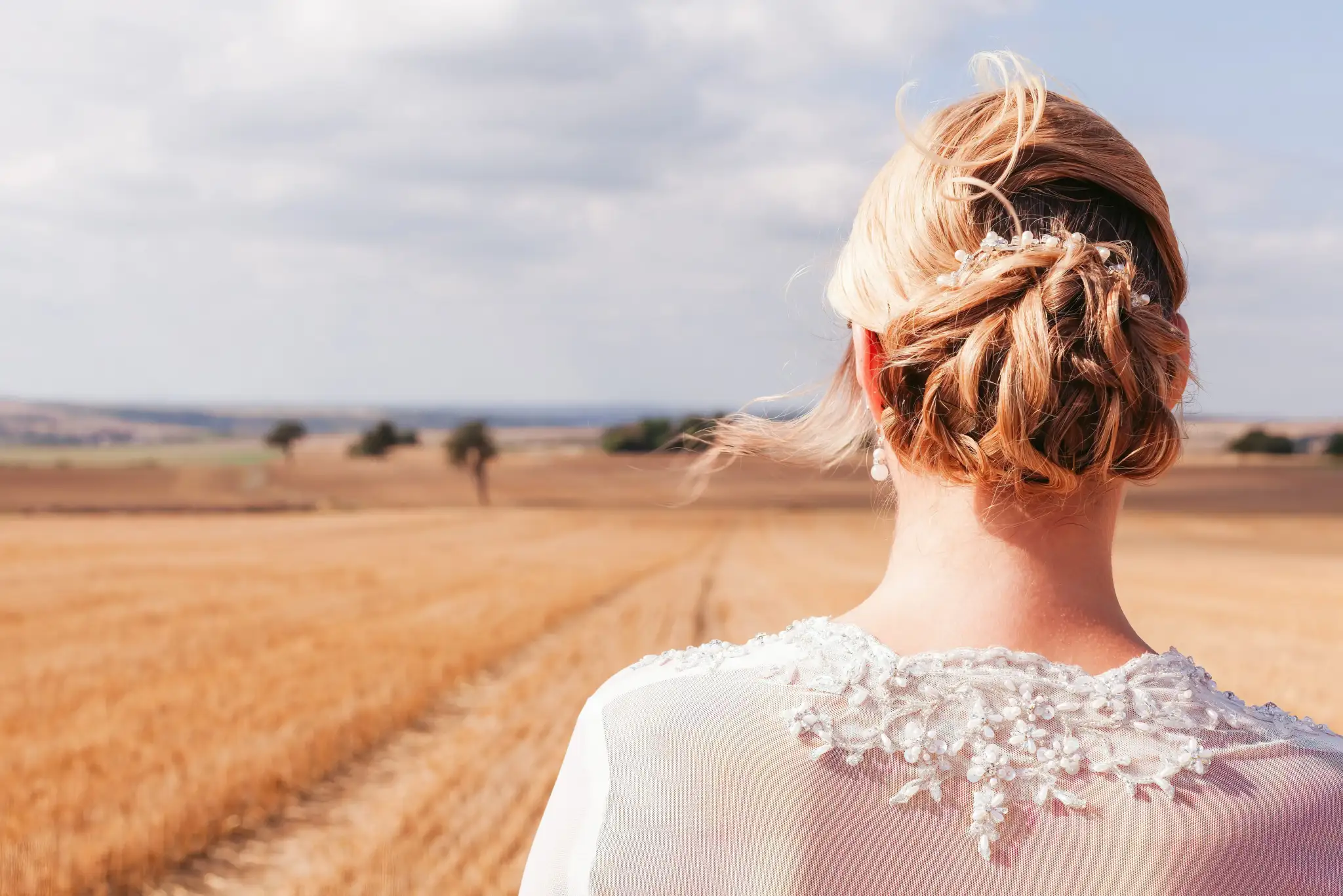 Braut im Feld – natürliche Hochzeitsfotografie bei Stimmungslicht
