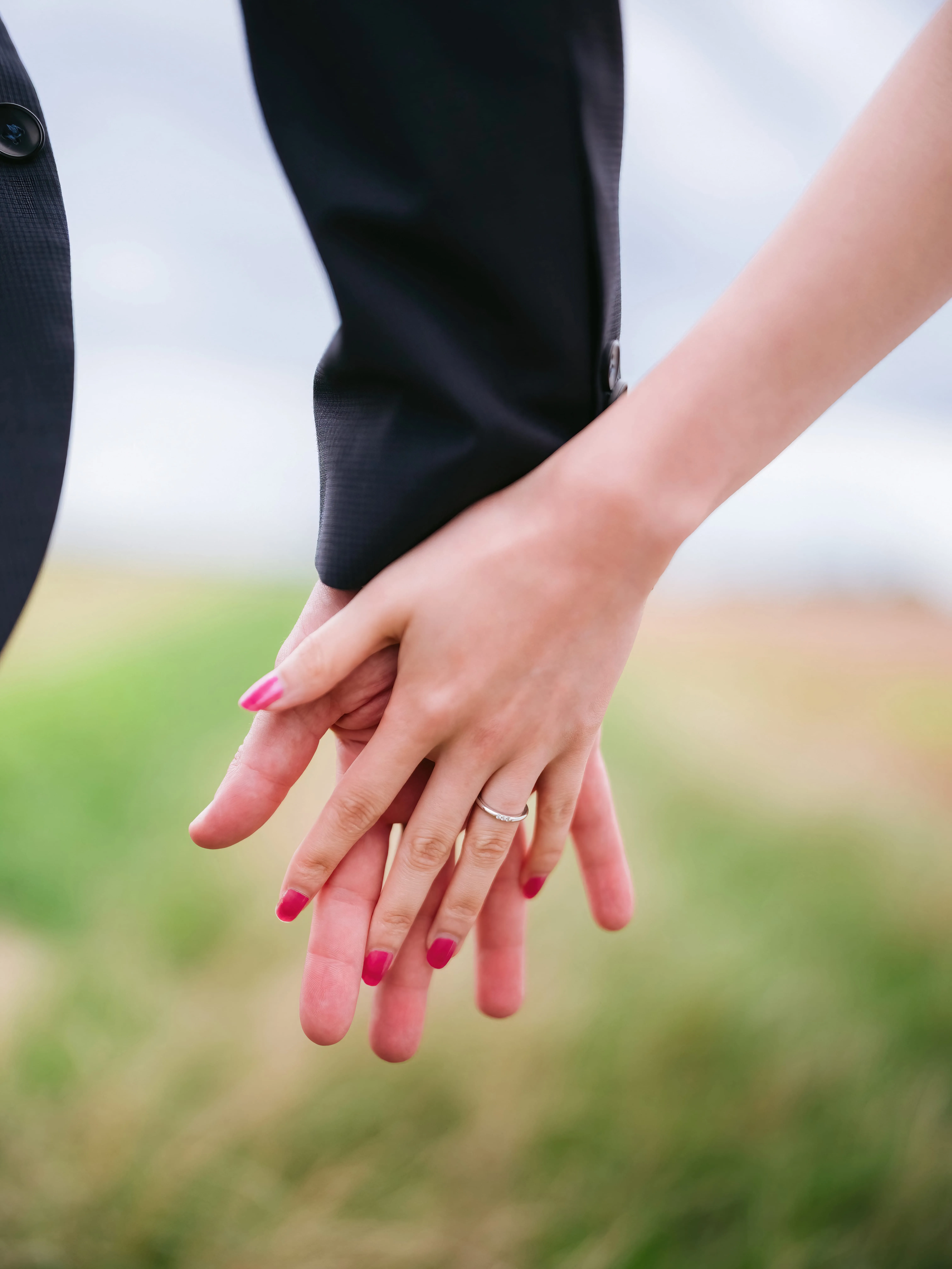 Hände halten im Feld bei Dossenheim