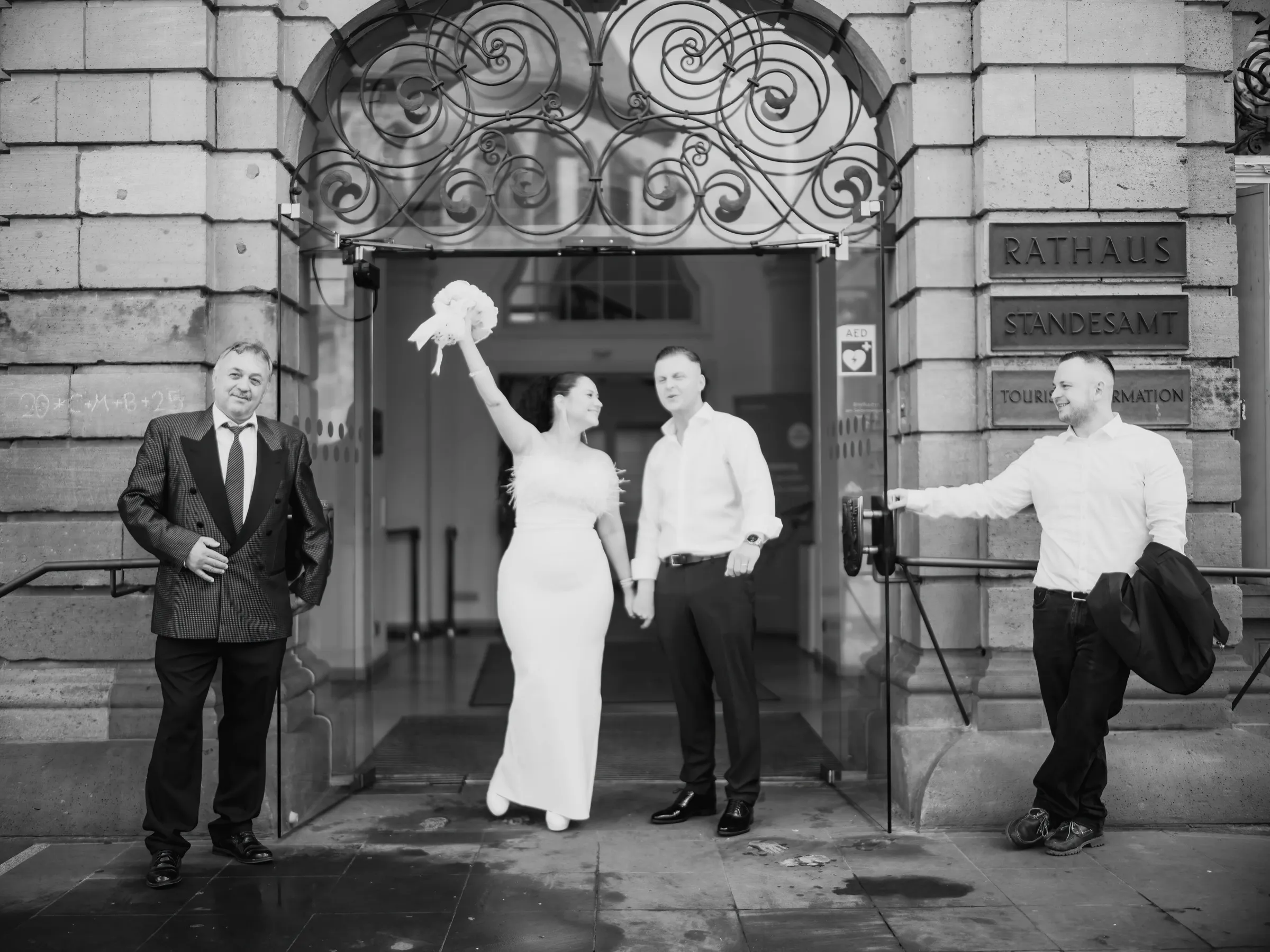 Brautpaar am Eingang des Rathauses Heidelberg