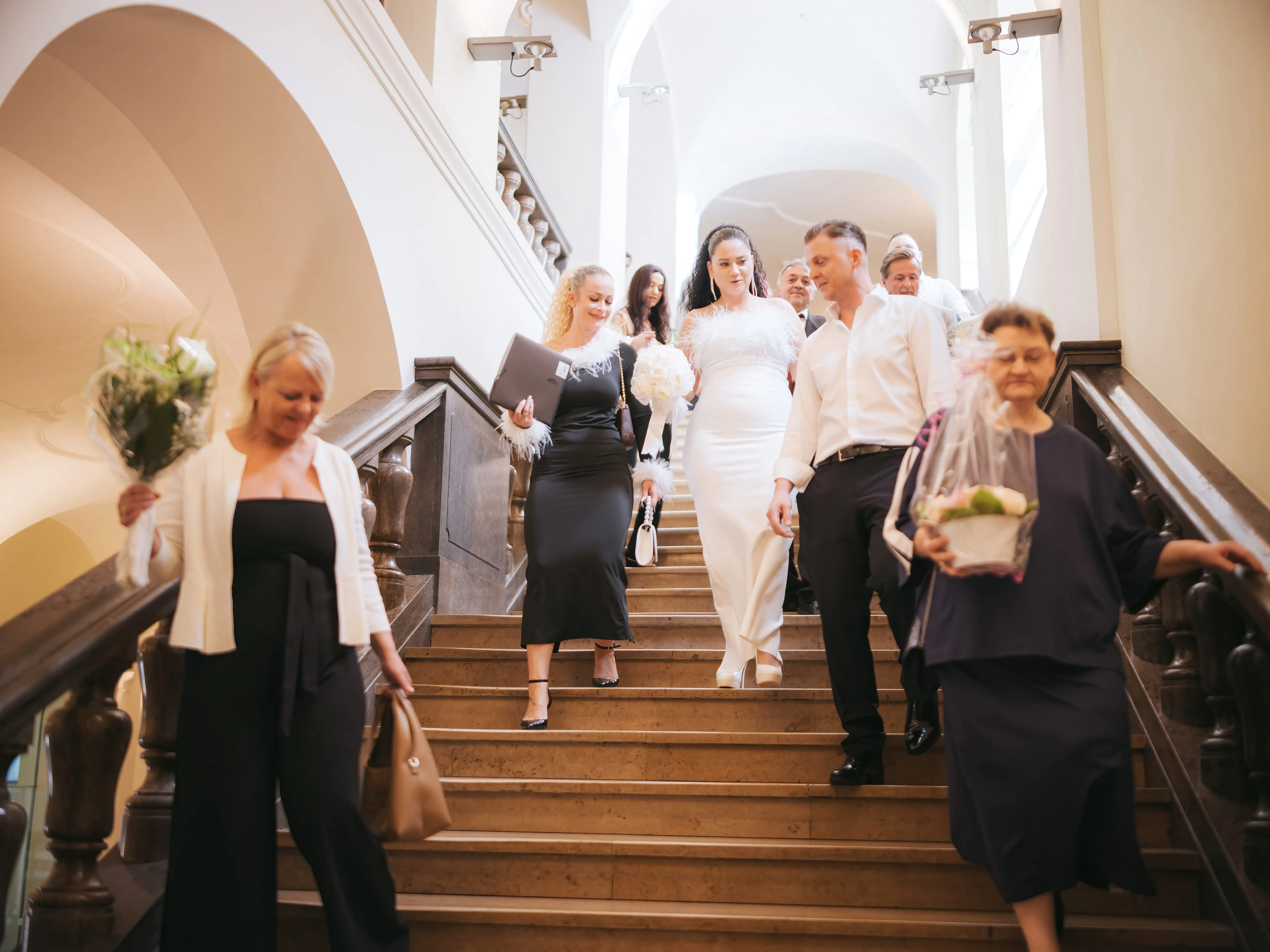 Hochzeitsgäste auf der Treppe Rathaus Heidelberg