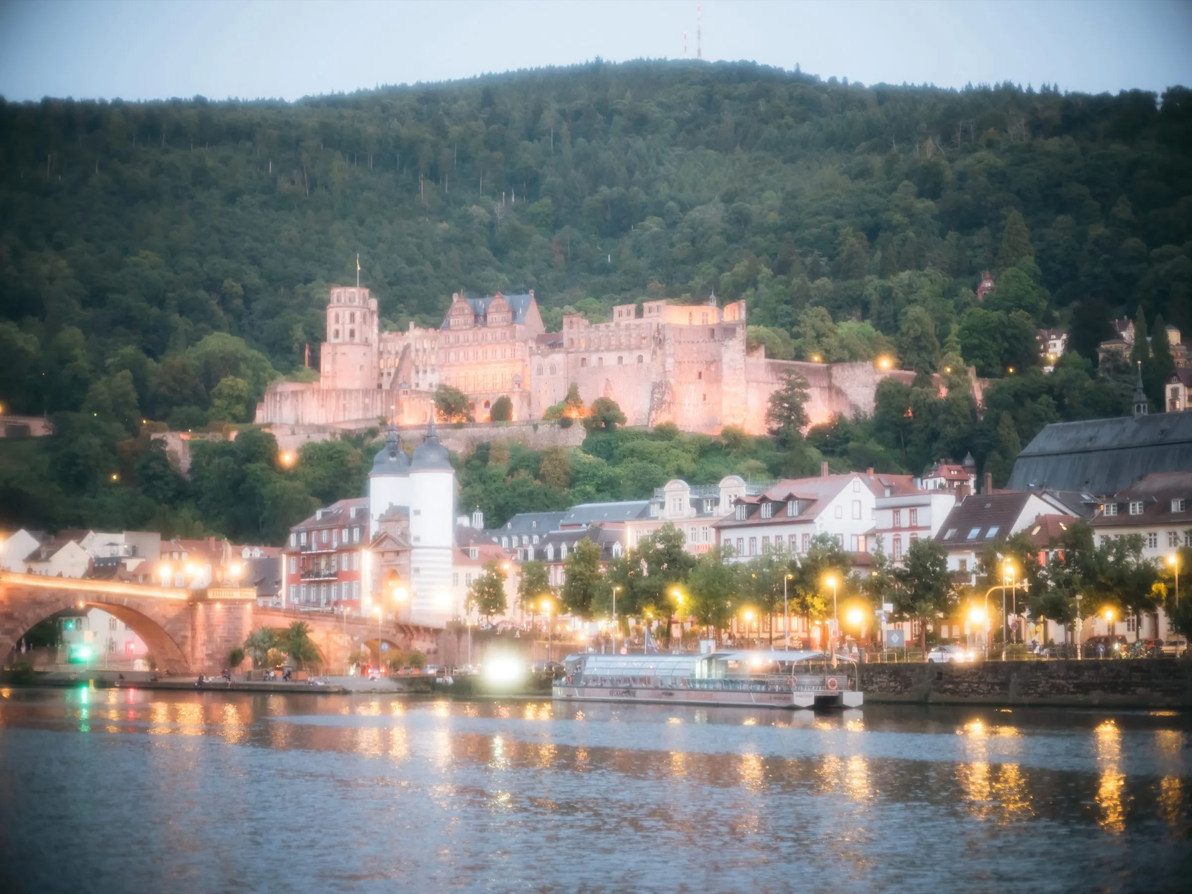 Heidelberger Schloss bei Sonnenuntergang mit Neckarblick